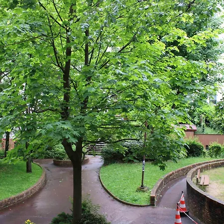 Spacious With Private Garden Apartment Paris