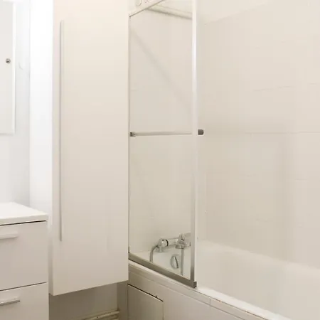 Lägenhet Spacious With Private Garden Paris