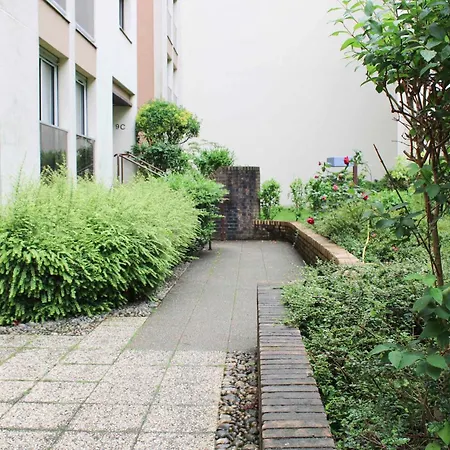 Lägenhet Spacious With Private Garden